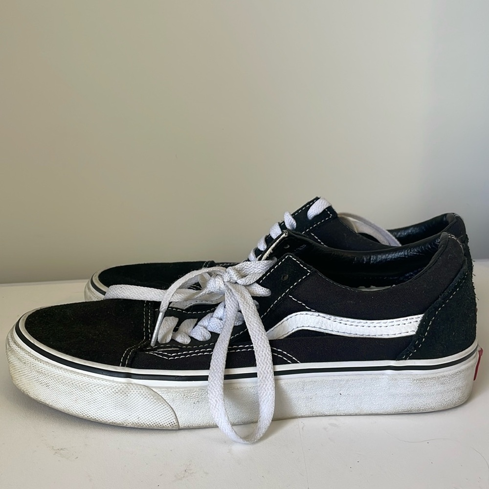 Black vans classic US men’s 7 US women 8.5